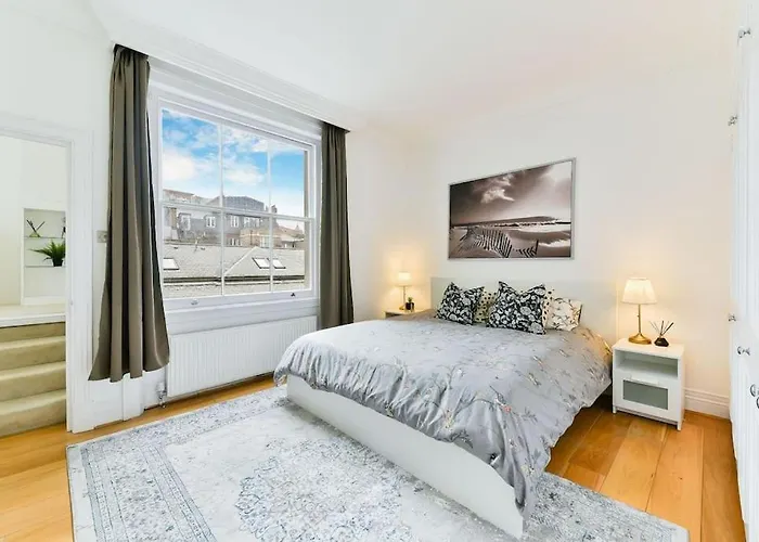 Knightsbridge Stylish Two Bedroom Apartment