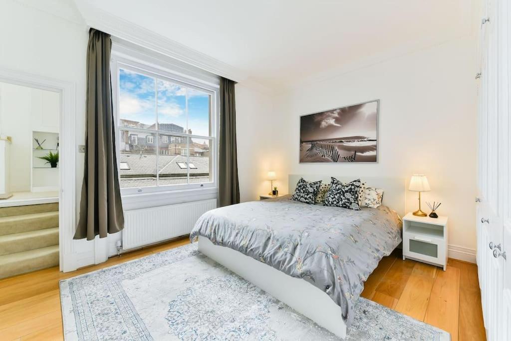 Апартаменты Knightsbridge Stylish Two Bedroom