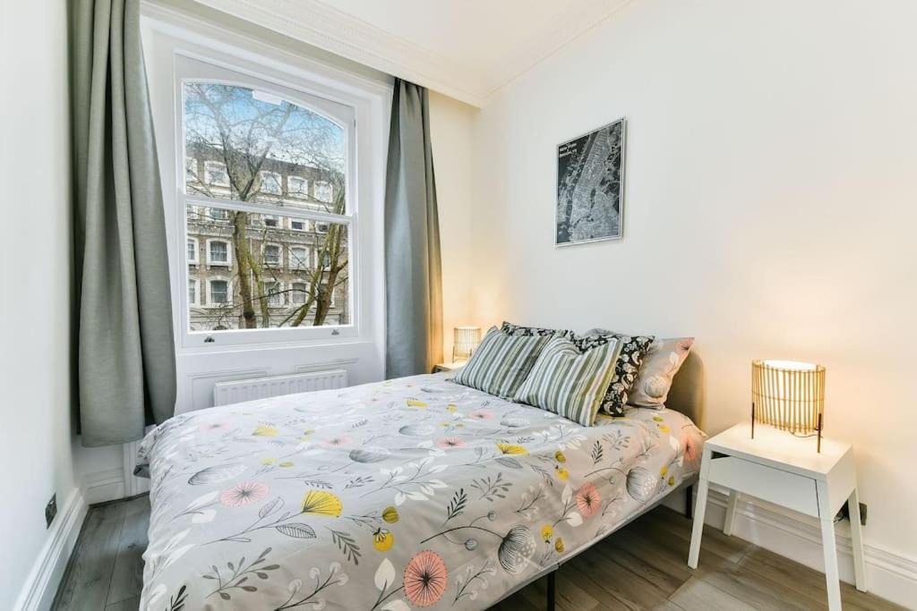 Knightsbridge Stylish Two Bedroom Апартаменты
