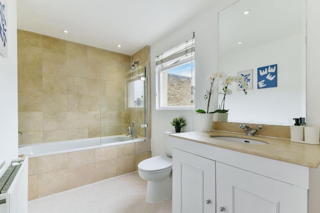 Апартаменты Knightsbridge Stylish Two Bedroom *